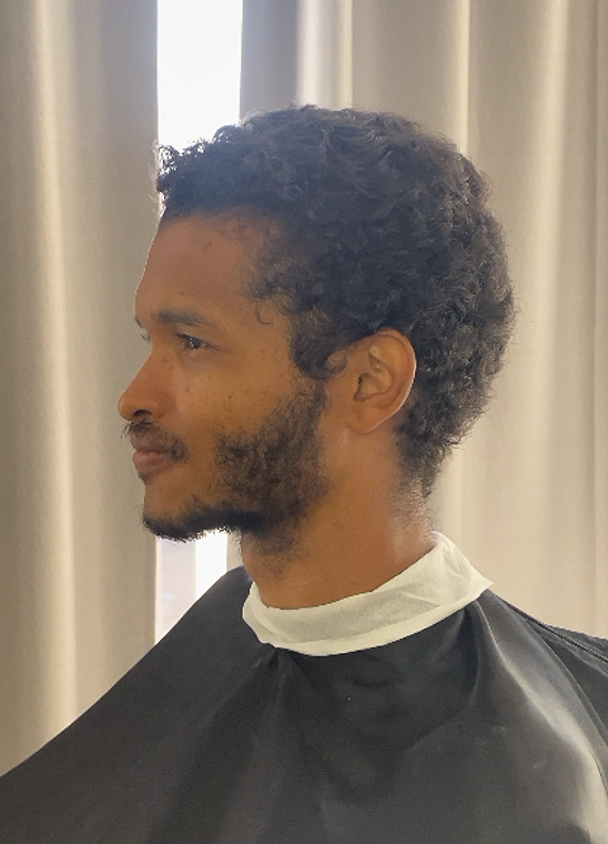 Cliente antes do corte no Studio Kairós